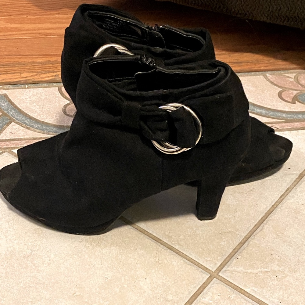 Size 12W black booties
